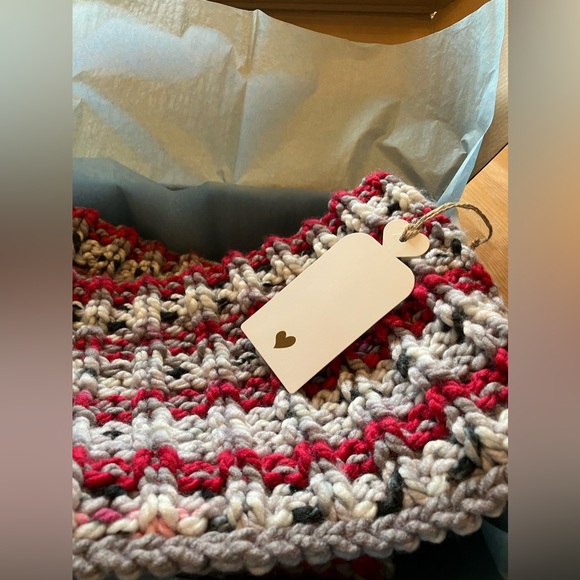 NWOT Red/grey/white infinity scarf - Picture 11 of 11
